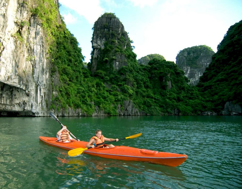 Du khách chèo thuyền kayak